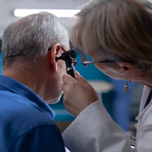 Tendez l’oreille, les aides auditives